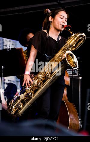 Musicien de concert avec Fiona Monbet lors du festival de jazz de la Défense à Paris, en France, sur 20 juin 2022. Fiona Monbet est artiste, violoniste, compositeur et chef d'orchestre français-irlandais. Diplômé en violon du Conservatoire National de musique de Paris, Fiona se consacre ensuite à la conduite. Depuis un très jeune âge, à côté de son activité classique, elle a eu une carrière de jazz avec plusieurs records à son crédit (O'Ceol 2013, Contrebande 2018 et son dernier record Maelström). Photo de Pierrick Villette/ABACAPRESS.COM Banque D'Images