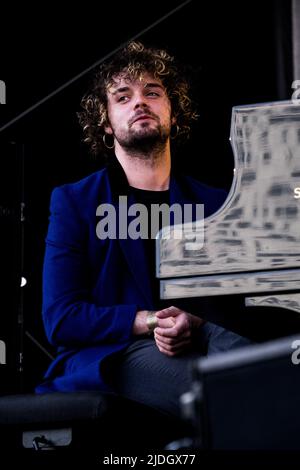 Musicien de concert avec Fiona Monbet lors du festival de jazz de la Défense à Paris, en France, sur 20 juin 2022. Fiona Monbet est artiste, violoniste, compositeur et chef d'orchestre français-irlandais. Diplômé en violon du Conservatoire National de musique de Paris, Fiona se consacre ensuite à la conduite. Depuis un très jeune âge, à côté de son activité classique, elle a eu une carrière de jazz avec plusieurs records à son crédit (O'Ceol 2013, Contrebande 2018 et son dernier record Maelström). Photo de Pierrick Villette/ABACAPRESS.COM Banque D'Images