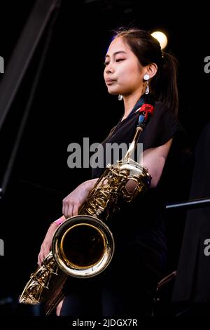 Musicien de concert avec Fiona Monbet lors du festival de jazz de la Défense à Paris, en France, sur 20 juin 2022. Fiona Monbet est artiste, violoniste, compositeur et chef d'orchestre français-irlandais. Diplômé en violon du Conservatoire National de musique de Paris, Fiona se consacre ensuite à la conduite. Depuis un très jeune âge, à côté de son activité classique, elle a eu une carrière de jazz avec plusieurs records à son crédit (O'Ceol 2013, Contrebande 2018 et son dernier record Maelström). Photo de Pierrick Villette/ABACAPRESS.COM Banque D'Images