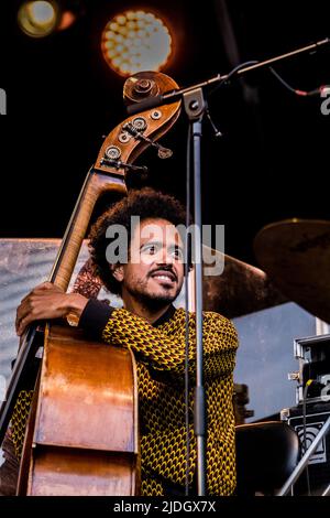 Musicien de concert avec Fiona Monbet lors du festival de jazz de la Défense à Paris, en France, sur 20 juin 2022. Fiona Monbet est artiste, violoniste, compositeur et chef d'orchestre français-irlandais. Diplômé en violon du Conservatoire National de musique de Paris, Fiona se consacre ensuite à la conduite. Depuis un très jeune âge, à côté de son activité classique, elle a eu une carrière de jazz avec plusieurs records à son crédit (O'Ceol 2013, Contrebande 2018 et son dernier record Maelström). Photo de Pierrick Villette/ABACAPRESS.COM Banque D'Images