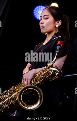 Musicien de concert avec Fiona Monbet lors du festival de jazz de la Défense à Paris, en France, sur 20 juin 2022. Fiona Monbet est artiste, violoniste, compositeur et chef d'orchestre français-irlandais. Diplômé en violon du Conservatoire National de musique de Paris, Fiona se consacre ensuite à la conduite. Depuis un très jeune âge, à côté de son activité classique, elle a eu une carrière de jazz avec plusieurs records à son crédit (O'Ceol 2013, Contrebande 2018 et son dernier record Maelström). Photo de Pierrick Villette/ABACAPRESS.COM Banque D'Images