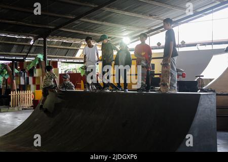 Bandung, Java-Ouest, Indonésie. 21st juin 2022. Les skateboarders tiennent leurs planches lorsqu'ils se sont alignés pour participer à un événement célébrant la journée de skateboarding Go 2022 à Bandung. Les planchistes du monde entier célèbrent la Journée du skateboard pour promouvoir le sport du skateboard après deux ans d'interdiction en raison de la pandémie de covid-19. (Image de crédit : © Algi Febri Sugita/ZUMA Press Wire) Banque D'Images