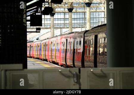 Waterloo Station, Londres, Royaume-Uni. 21st juin 2022. Le réseau de métro et les grèves nationales de chemin de fer. Trains très limités à la gare de Waterloo. Crédit : Matthew Chattle/Alay Live News Banque D'Images