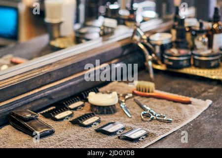 Coiffeur de barbershop outils de coiffeur matériel de coiffeur sur comptoir en bois devant du miroir, intérieur de style ancien vintage. Outils de coiffeur pour cheveux stylés, cl Banque D'Images