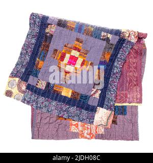 foulard en patchwork plié fait à la main, confectionné dans des tissus de soie pourpre, découpé sur fond blanc Banque D'Images