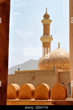 La mosquée Al Qala'a vue depuis le fort de Nizwa. Le dôme et le minaret emblématiques de la mosquée de Nizwa sont souvent utilisés pour symboliser Oman Banque D'Images