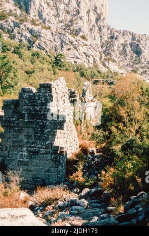 Vestiges de l'ancienne ville grecque Termessos à Antalya, Turquie. Numérisation d'archivage à partir d'une lame. Octobre 1985. Banque D'Images