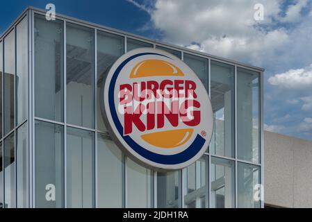 Cuneo, Italie - 03 juin 2022: Logo Burger King sur le fast food restaurant, Burger King Corporation est un célèbre fast food international Banque D'Images