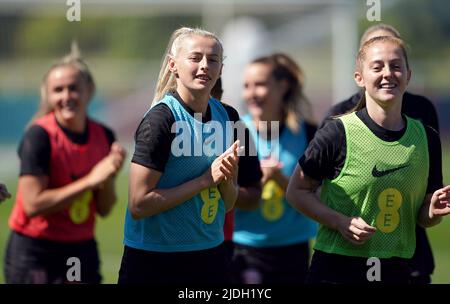 Chloe Kelly (au centre), en Angleterre, lors d'une séance d'entraînement au parc St George, Burton-upon-Trent. Date de la photo: Mardi 21 juin 2022. Banque D'Images