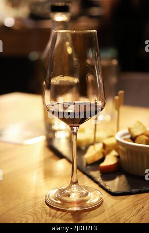 Verre de vin rouge sur une table Banque D'Images