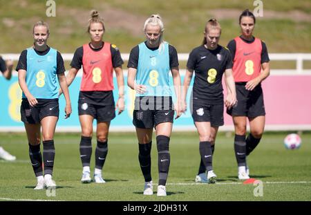 Chloe Kelly (au centre), en Angleterre, lors d'une séance d'entraînement au parc St George, Burton-upon-Trent. Date de la photo: Mardi 21 juin 2022. Banque D'Images