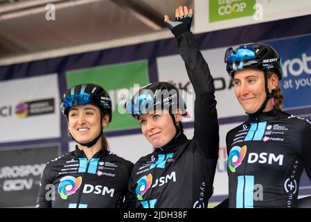 Leah Kirchmann, Charlotte Kool, Franziska Koch, pilotes de l'équipe DSM avant de participer à la course cycliste UCI The Women's Tour de Colchester Banque D'Images