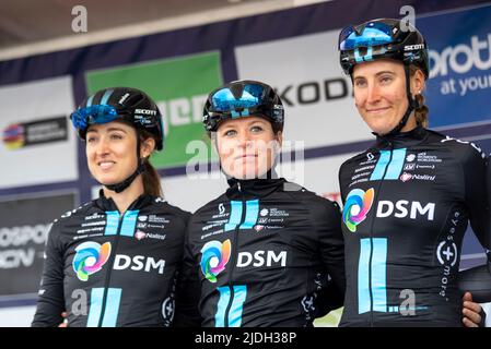 Leah Kirchmann, Charlotte Kool, Franziska Koch, pilotes de l'équipe DSM avant de participer à la course cycliste UCI The Women's Tour de Colchester Banque D'Images