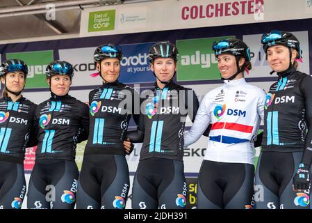 Leah Kirchmann, Charlotte Kool, Franziska Koch, Lorena Wiebes, Pfeiffer Georgi, Megan Jastab, pilotes de l'équipe DSM avant de participer à la course de l'UCI Women's tr Banque D'Images