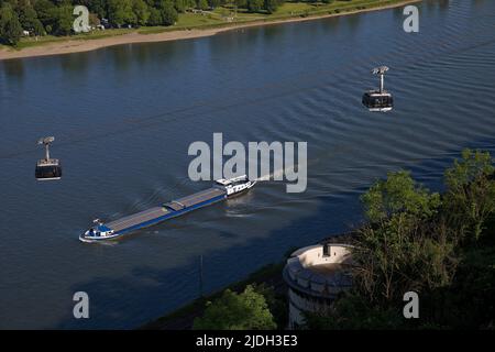 Vue de la forteresse Ehrenbreitstein sur le Rhin avec cargo et téléphérique de Koblenz, Allemagne, Rhénanie-Palatinat, Coblence Banque D'Images