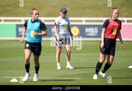 Sarina Wiegman, directrice de l'Angleterre, lors d'une séance d'entraînement au parc St George, Burton-upon-Trent. Date de la photo: Mardi 21 juin 2022. Banque D'Images