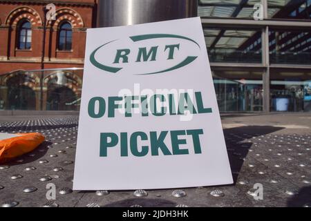 Londres, Angleterre, Royaume-Uni. 21st juin 2022. « Official Picket » s'affiche à l'extérieur de la gare internationale de St Pancras, alors que la plus grande grève ferroviaire nationale depuis 30 ans frappe le Royaume-Uni. Le syndicat des travailleurs du transport ferroviaire, maritime et maritime (RMT) organise des présentations pour protester contre les salaires insatisfaisants, les coupures gouvernementales et les conditions de travail. (Image de crédit : © Vuk Valcic/ZUMA Press Wire) Banque D'Images