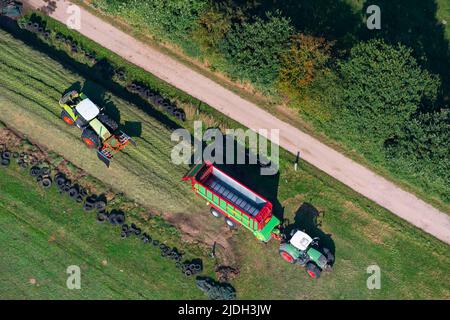 Tracteurs sur le terrain, vue aérienne 05/06/2022, Allemagne, Schleswig-Holstein Banque D'Images