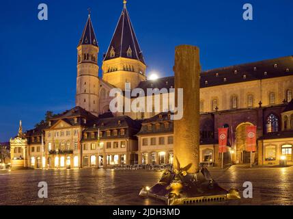 Cathédrale Saint-Martin et colonne Heunenseule sur la place du marché la nuit, Allemagne, Rhénanie-Palatinat, Mayence Banque D'Images