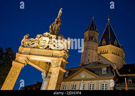 Fontaine du marché illuminée et cathédrale Saint-Martin dans la soirée, Allemagne, Rhénanie-Palatinat, Mayence Banque D'Images