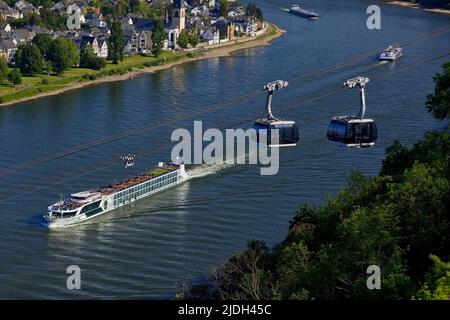 Vue de la forteresse Ehrenbreitstein sur le Rhin avec cargo et téléphérique de Koblenz, Allemagne, Rhénanie-Palatinat, Coblence Banque D'Images