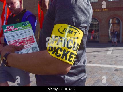 Londres, Angleterre, Royaume-Uni. 21st juin 2022. Un membre du syndicat RMT porte un brassard « Official Picket » devant la gare internationale de St Pancras, la plus grande grève ferroviaire nationale depuis 30 ans ayant frappé le Royaume-Uni. Le syndicat des travailleurs du transport ferroviaire, maritime et maritime (RMT) organise des présentations pour protester contre les salaires insatisfaisants, les coupures gouvernementales et les conditions de travail. (Image de crédit : © Vuk Valcic/ZUMA Press Wire) Banque D'Images