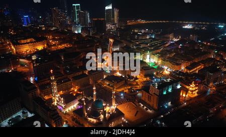 Top drone vue nocturne aérienne du centre-ville avec des lumières jaunes, Horsh Beyrouth, centre-ville, Liban, Moyen-Orient, Asie occidentale Banque D'Images