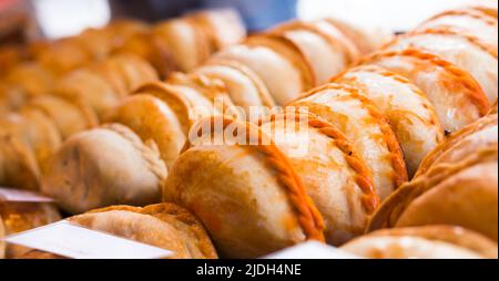 des empanadas fraîchement cuites avec différentes garnitures à vendre Banque D'Images