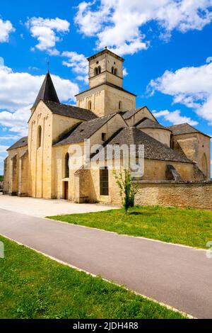 Le pont Pertuis-au-Loup au-dessus de la Seine et de l'église Saint-Vorles. L'ancienne petite ville de Châtillon-sur-Seine est située dans le Burgund Banque D'Images