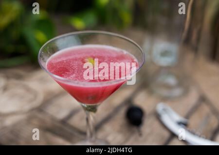 cocktail rouge avec glace dans un verre avec une tige Banque D'Images