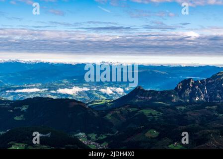 Vue du matin depuis Bivacco Mario Rigatti dans le groupe de montagnes de Latemar dans les Dolomites Banque D'Images