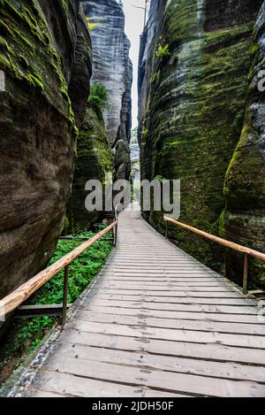 Adrspasske skaly roc ville avec de hautes tours de roche et sentier en République tchèque Banque D'Images