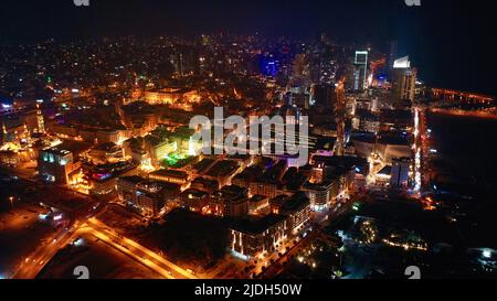 Top drone vue nocturne aérienne du centre-ville avec des lumières jaunes, Horsh Beyrouth, centre-ville, Liban, Moyen-Orient, Asie occidentale Banque D'Images