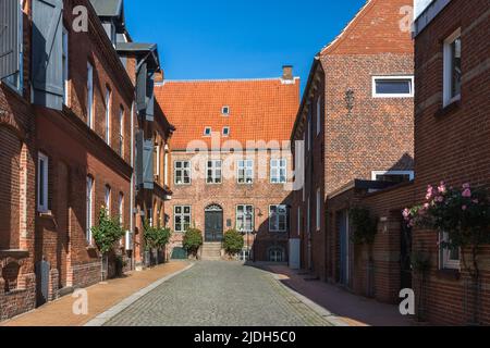 Rue avec des bâtiments en brique rouge à Husum, Frise du Nord, Schleswig-Holstein, Allemagne Banque D'Images