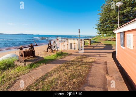 Vieux treuils rouillés autrefois utilisés pour transporter des bateaux de pêche à terre, devant le pavillon de Fisherman's Beach près de long Reef, Sydney Australie Banque D'Images