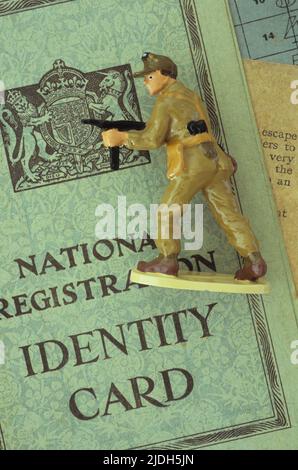 Modèle principal de soldat des Forces alliées dans les fatigues du désert visant le fusil semi-automatique et allongé sur la carte d'identité britannique de la Guerre mondiale 2 Banque D'Images