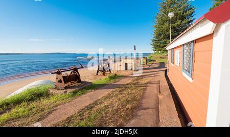 Vieux treuils rouillés autrefois utilisés pour transporter des bateaux de pêche à terre, devant le pavillon de Fisherman's Beach près de long Reef, Sydney Australie Banque D'Images