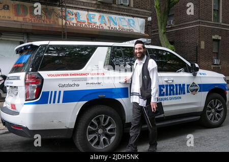 Portrait posé d'un volontaire de Chaveirim (hébreu pour les amis) qui aide les voisins dans le besoin comme des lockouts, des appartements, des batteries d'appoint, etc. À Brooklyn. Banque D'Images