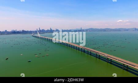 (220621) -- HONG KONG, 21 juin 2022 (Xinhua) -- photo aérienne prise sur 20 mai 2022 montre le pont de la baie de Shenzhen reliant le sud de la Chine Shenzhen et Hong Kong. Cette année marque le 25th anniversaire du retour de Hong Kong à la mère patrie. (Xinhua/Xu Langxuan) Banque D'Images