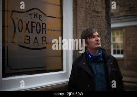 Ian Rankin, auteur, Outside the Oxford Bar, (un bar qui présente dans beaucoup de ses livres), à Édimbourg, en Écosse, le 2 mars 2022. Banque D'Images