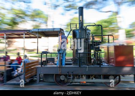 Passagers de la locomotive à vapeur Mary Ann Replica à Maryborough Queensland, en Australie Banque D'Images