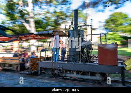 Passagers de la locomotive à vapeur Mary Ann Replica à Maryborough Queensland, en Australie Banque D'Images