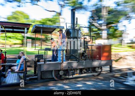 Passagers de la locomotive à vapeur Mary Ann Replica à Maryborough Queensland, en Australie Banque D'Images