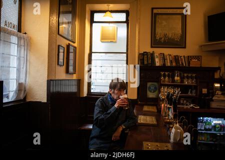 Ian Rankin, auteur, dans le Oxford Bar, (un bar qui présente dans beaucoup de ses livres), à Édimbourg, Écosse, 2 mars 2022. Banque D'Images