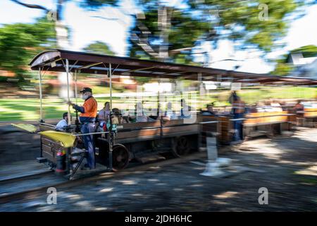 Passagers de la locomotive à vapeur Mary Ann Replica à Maryborough Queensland, en Australie Banque D'Images