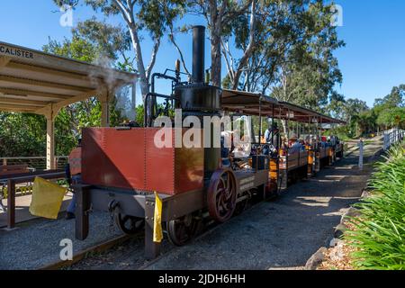 Passagers de la locomotive à vapeur Mary Ann Replica à Maryborough Queensland, en Australie Banque D'Images