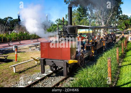 Passagers de la locomotive à vapeur Mary Ann Replica à Maryborough Queensland, en Australie Banque D'Images