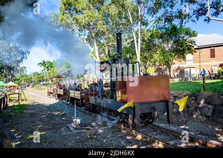 Passagers de la locomotive à vapeur Mary Ann Replica à Maryborough Queensland, en Australie Banque D'Images