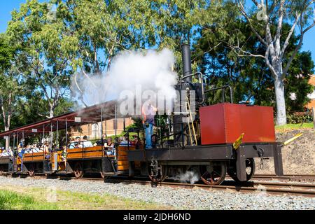 Passagers de la locomotive à vapeur Mary Ann Replica à Maryborough Queensland, en Australie Banque D'Images