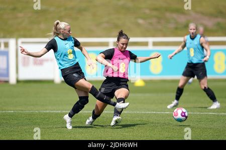 Chloe Kelly (à gauche), en Angleterre, lors d'une séance d'entraînement au parc St George, Burton-upon-Trent. Date de la photo: Mardi 21 juin 2022. Banque D'Images